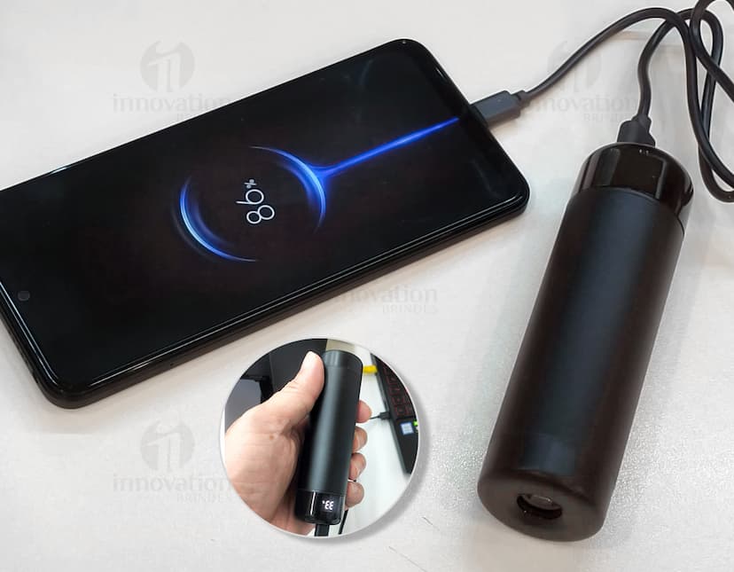 Power Bank 4.000mAh com Lanterna preto, moderno, sistema de áudio, dispositivo eletrônico, equipamento de tecnologia, objeto em metal, 3D, brilhante, compacto e potente para carregar seu aparelho enquanto ouve música.