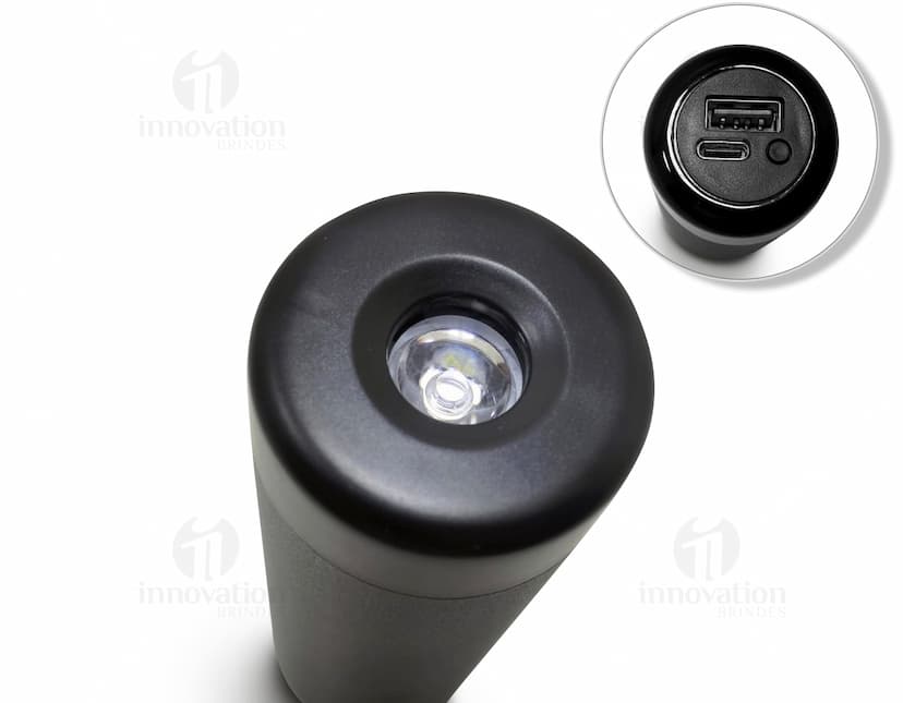 Power Bank 4.000mAh com Lanterna preto, moderno, sistema de áudio, dispositivo eletrônico, equipamento de tecnologia, objeto em metal, 3D, brilhante, compacto e potente para carregar seu aparelho enquanto ouve música.