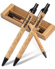 Kit ecológico com caneta e lapiseira feitos de materiais sustentáveis para escola, escritório ou desenho. Ideal para incentivar a criatividade e o trabalho artístico. Escolha uma opção eco-friendly e colorida!