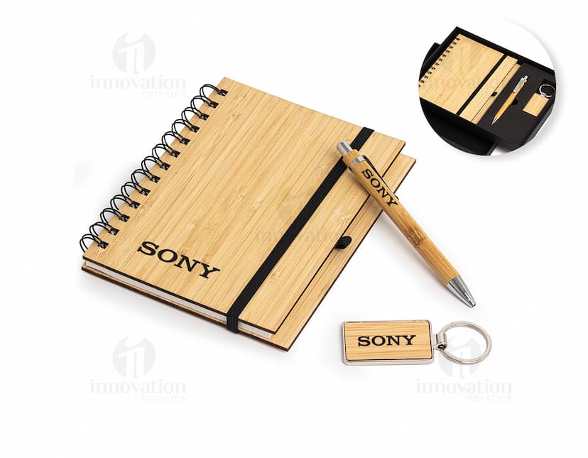 Kit executivo ecológico 3 peças para escritório. Inclui caderno de papel reciclado, bloco de anotações e caneta sustentável. Ideal para negócios, reuniões e estudos. Transforme sua rotina de trabalho com praticidade e sustentabilidade. Garanta já o seu!