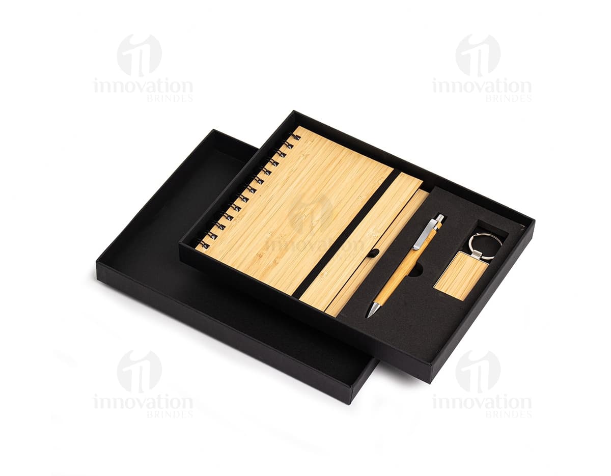 Kit Executivo Ecológico 3 Peças - Notebook, Binder, e Capa Protetora. Ideal para o escritório, negócios e estudos. Produto sustentável, perfeito para organizar e anotar suas ideias. Não perca tempo, adquira o seu!