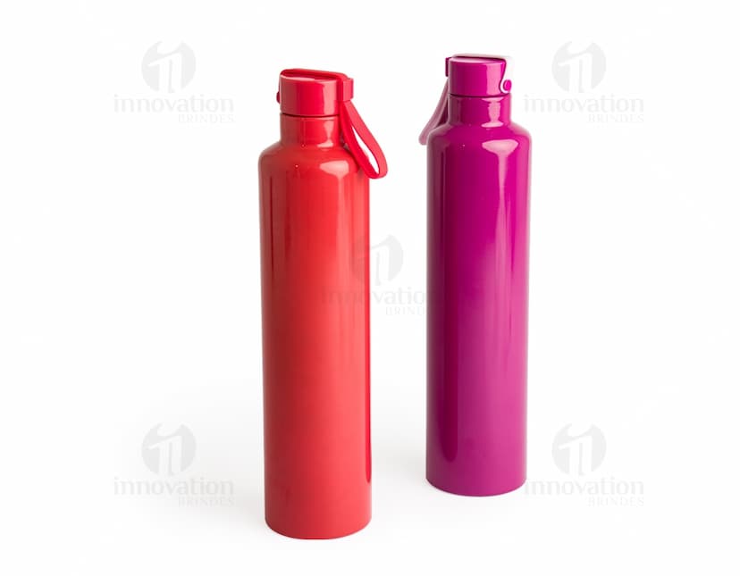 Garrafa Térmica 900ml em Aço Inox - Ideal para manter suas bebidas quentes ou geladas por horas. Design moderno e de alta qualidade. Perfeita para uso diário, em viagens ou no trabalho. Adquira já a sua e tenha suas bebidas sempre na temperatura ideal!
