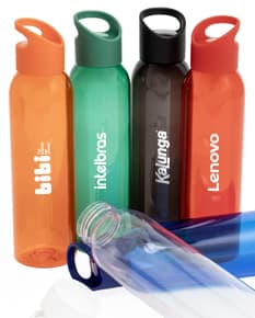 Garrafa plástica 700ml: Ideal para se manter hidratado ao longo do dia. Transparente, leve e prática, perfeita para levar água, sucos e chás. Garanta a sua!