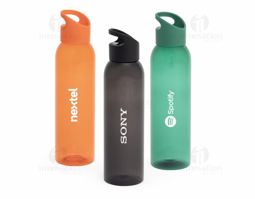 Garrafa plástica 700ml: ideal para se manter hidratado ao longo do dia. Feita de plástico transparente e resistente, perfeita para armazenar água e outros líquidos. Mantenha sua saúde e bem-estar em dia com praticidade. Adquira já a sua! #GarrafaPlástica #Hidratação #Saúde #BemEstar #Brindes