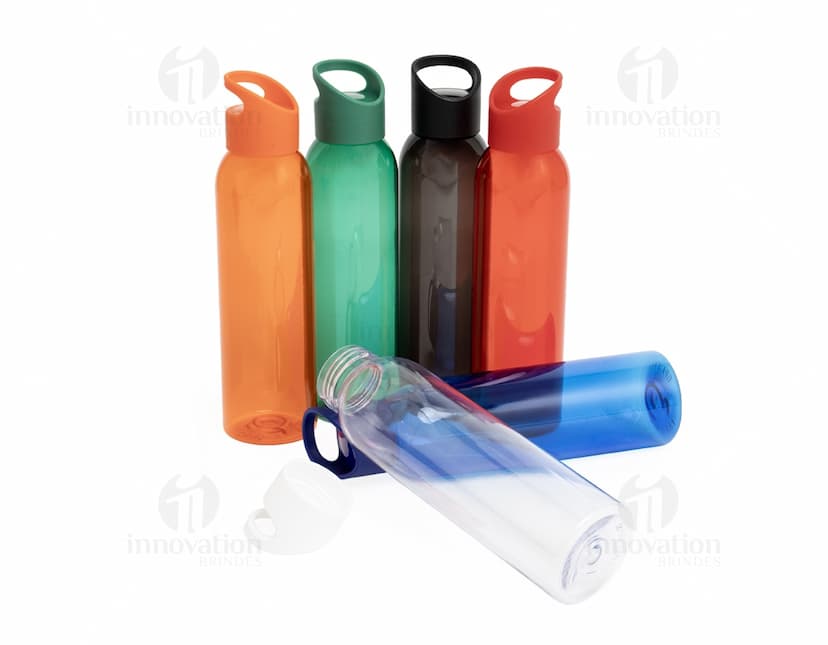 Garrafa Plástica 700ml - Adequada para armazenar líquidos de forma segura e prática. Ideal para manter-se hidratado ao longo do dia. Garanta sua garrafa de qualidade agora mesmo e desfrute de um estilo de vida saudável. Aqui na nossa loja de brindes você encontra os melhores produtos para cuidar da sua saúde. Aproveite!