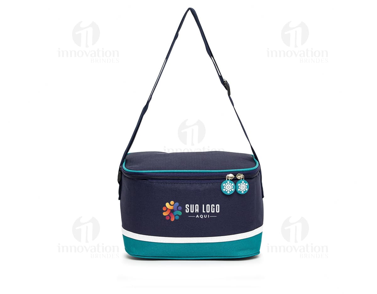 Bolsa térmica de 7 litros em couro marrom, com alça de mão e zíper. Ideal para manter seus alimentos frescos por mais tempo. Adquira já a sua bolsa elegante e prática!
