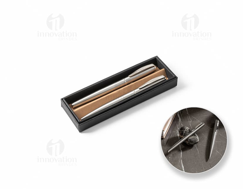 Conjunto de roller e esferográfica de metal prateado para escrita de alta qualidade. Perfeito para escritório, escola ou negócios. Design elegante e durável. Adquira já!