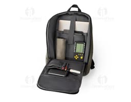 Mochila para notebook em tecido 600D preto, com alças ajustáveis, compartimento acolchoado para notebook e bolsos frontais.