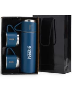 Kit garrafa térmica 450ml c/ sacola em formato 3D, moderno e prático. Garrafa térmica em metal prateado com design elegante, acompanhada de uma sacola preta para transporte. Ideal para manter a temperatura de bebidas por mais tempo, seja no escritório, em viagens ou no dia a dia.