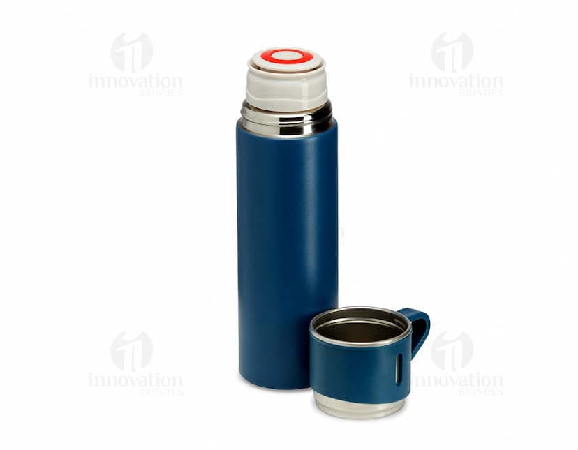 Kit garrafa térmica 450ml c/ sacola em formato 3D, moderno e prático. Garrafa térmica em metal prateado com design elegante, acompanhada de uma sacola preta para transporte. Ideal para manter a temperatura de bebidas por mais tempo, seja no escritório, em viagens ou no dia a dia.