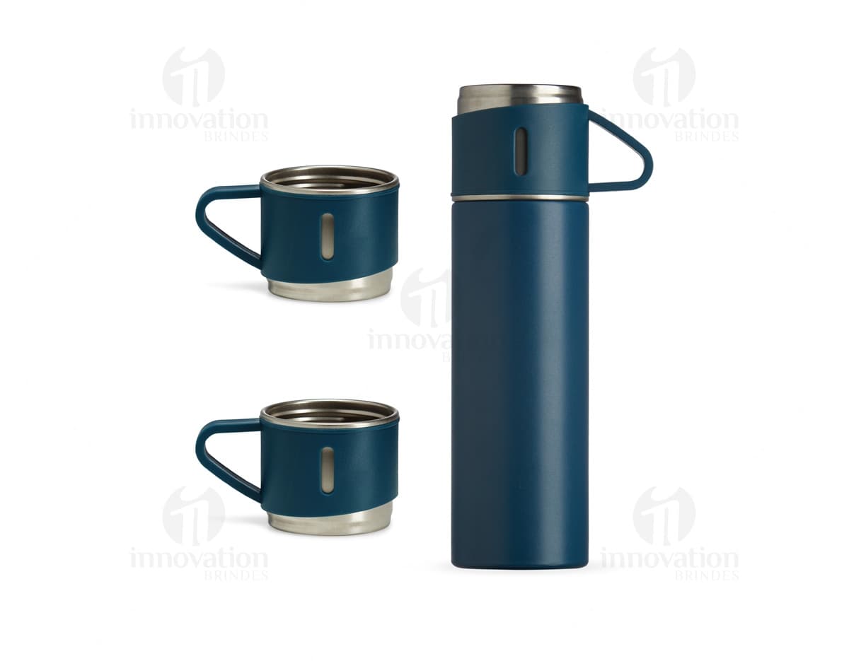 Kit garrafa térmica 450ml c/ sacola em formato 3D, moderno e prático. Garrafa térmica em metal prateado com design elegante, acompanhada de uma sacola preta para transporte. Ideal para manter a temperatura de bebidas por mais tempo, seja no escritório, em viagens ou no dia a dia.