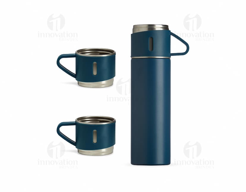 Kit garrafa térmica 450ml c/ sacola em formato 3D, moderno e prático. Garrafa térmica em metal prateado com design elegante, acompanhada de uma sacola preta para transporte. Ideal para manter a temperatura de bebidas por mais tempo, seja no escritório, em viagens ou no dia a dia.