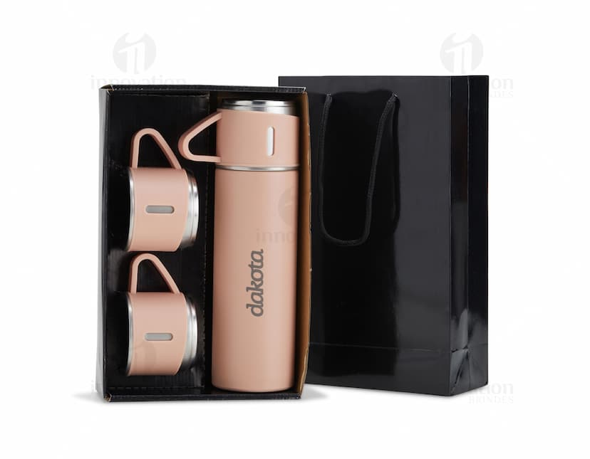 Kit garrafa térmica 450ml c/ sacola em formato 3D, moderno e prático. Garrafa térmica em metal prateado com design elegante, acompanhada de uma sacola preta para transporte. Ideal para manter a temperatura de bebidas por mais tempo, seja no escritório, em viagens ou no dia a dia.