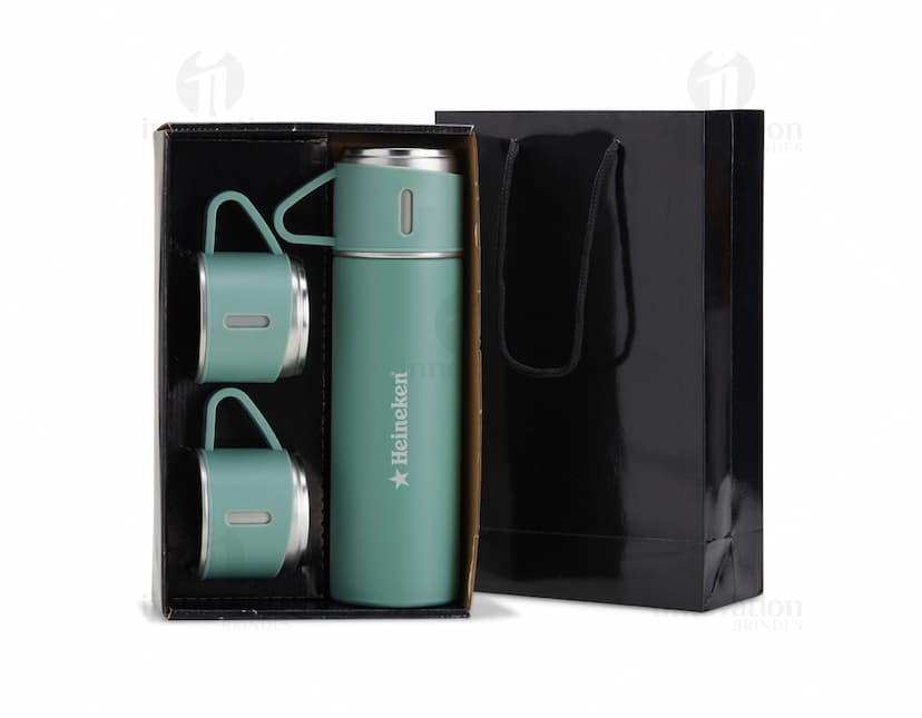 Kit garrafa térmica 450ml c/ sacola em formato 3D, moderno e prático. Garrafa térmica em metal prateado com design elegante, acompanhada de uma sacola preta para transporte. Ideal para manter a temperatura de bebidas por mais tempo, seja no escritório, em viagens ou no dia a dia.