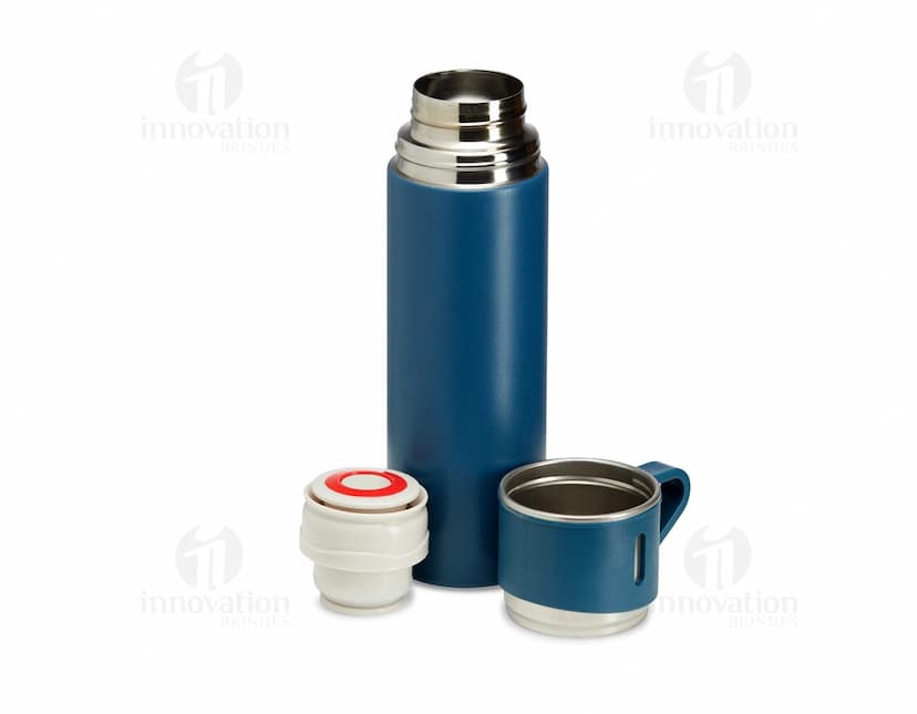 Kit garrafa térmica 450ml c/ sacola em formato 3D, moderno e prático. Garrafa térmica em metal prateado com design elegante, acompanhada de uma sacola preta para transporte. Ideal para manter a temperatura de bebidas por mais tempo, seja no escritório, em viagens ou no dia a dia.