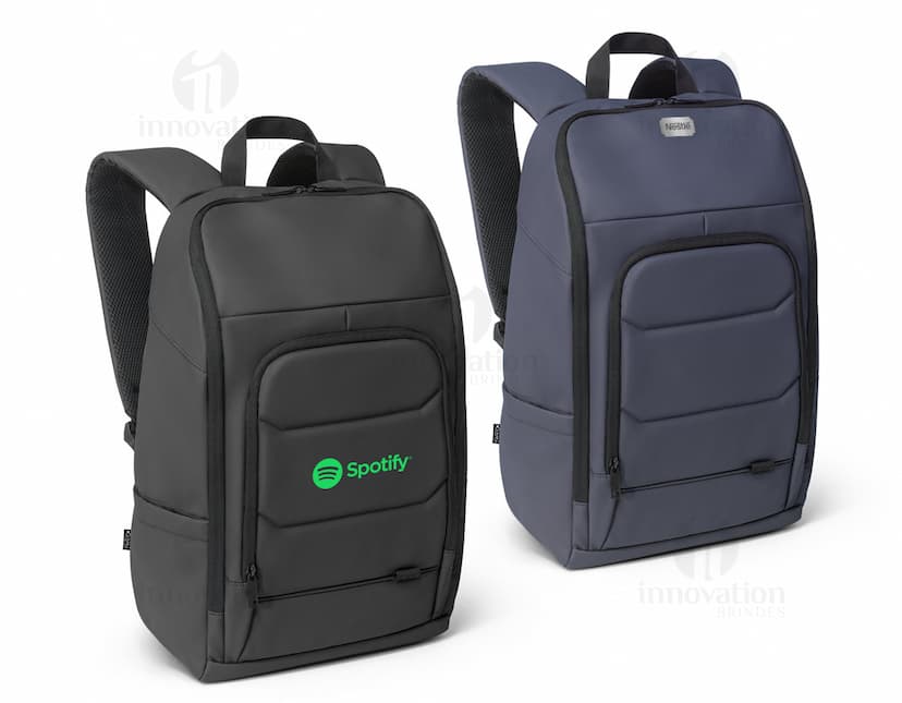 Mochila Notebook 16" Poliéster preta, moderna e elegante, com compartimento para laptop, alças de couro, fecho de metal, perfeita para viagens de negócios e uso profissional.