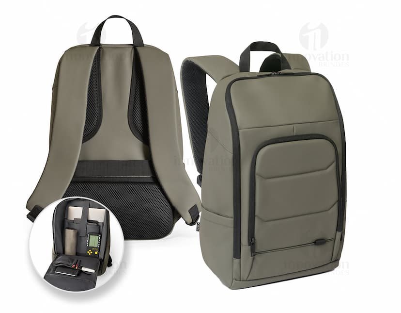Mochila Notebook 16" Poliéster preta, moderna e elegante, com compartimento para laptop, alças de couro, fecho de metal, perfeita para viagens de negócios e uso profissional.