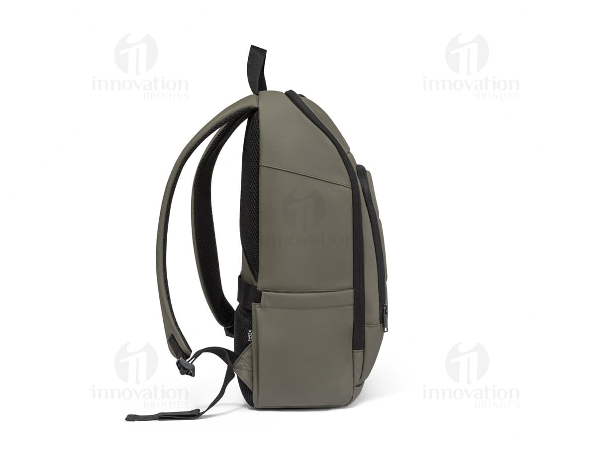 Mochila Notebook 16" Poliéster preta, moderna e elegante, com compartimento para laptop, alças de couro, fecho de metal, perfeita para viagens de negócios e uso profissional.