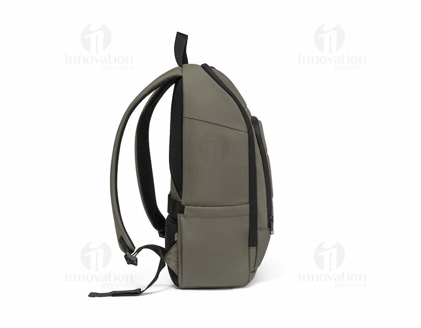 Mochila Notebook 16" Poliéster preta, moderna e elegante, com compartimento para laptop, alças de couro, fecho de metal, perfeita para viagens de negócios e uso profissional.