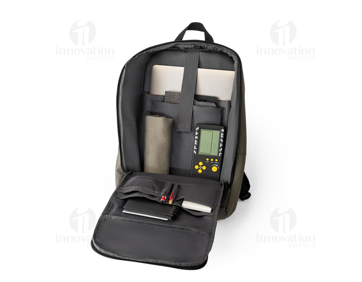 Mochila Notebook 16" Poliéster preta, moderna e elegante, com compartimento para laptop, alças de couro, fecho de metal, perfeita para viagens de negócios e uso profissional.