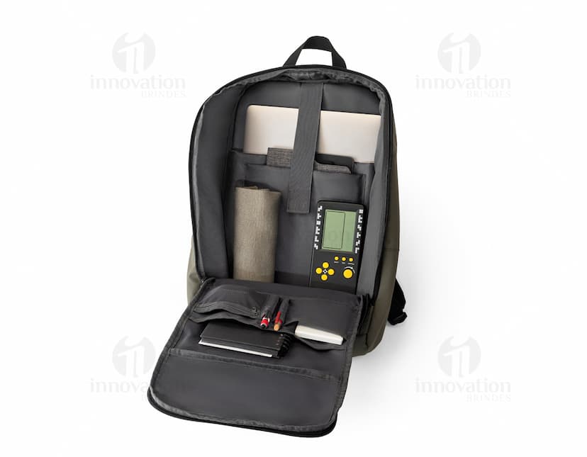 Mochila Notebook 16" Poliéster preta, moderna e elegante, com compartimento para laptop, alças de couro, fecho de metal, perfeita para viagens de negócios e uso profissional.