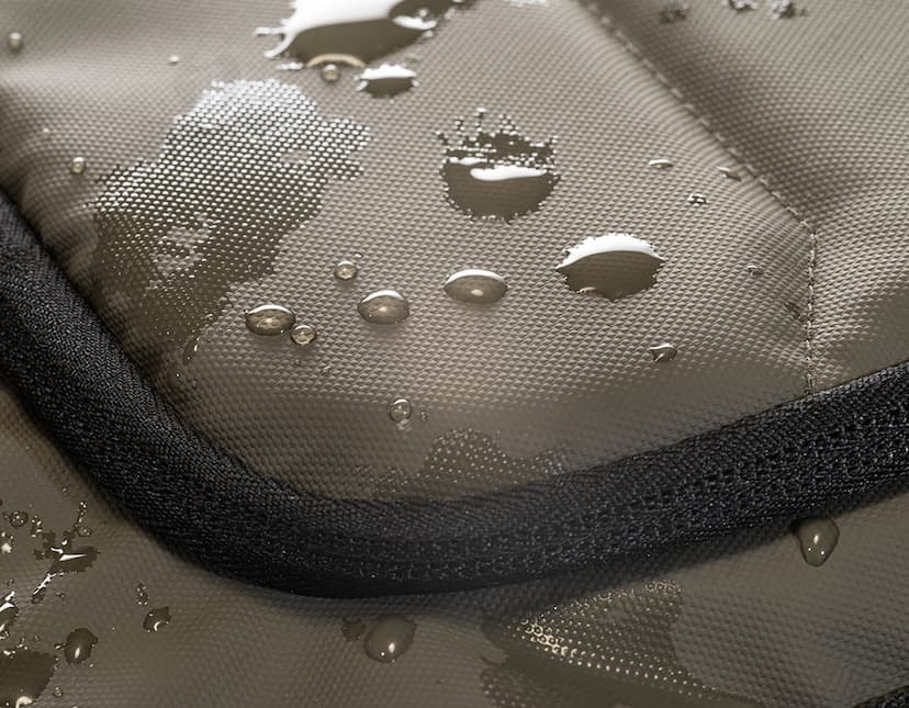 Mochila Notebook 16" Poliéster preta, moderna e elegante, com compartimento para laptop, alças de couro, fecho de metal, perfeita para viagens de negócios e uso profissional.
