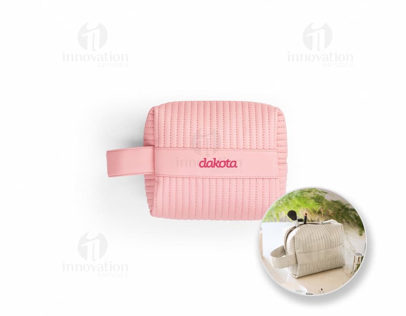 Bolsa de cosméticos em PU moderna e prática para o seu dia a dia. Feita em material resistente, conta com compartimentos para manter seus produtos de beleza organizados. Ideal para viagens ou para o uso diário. Adquira já a sua!