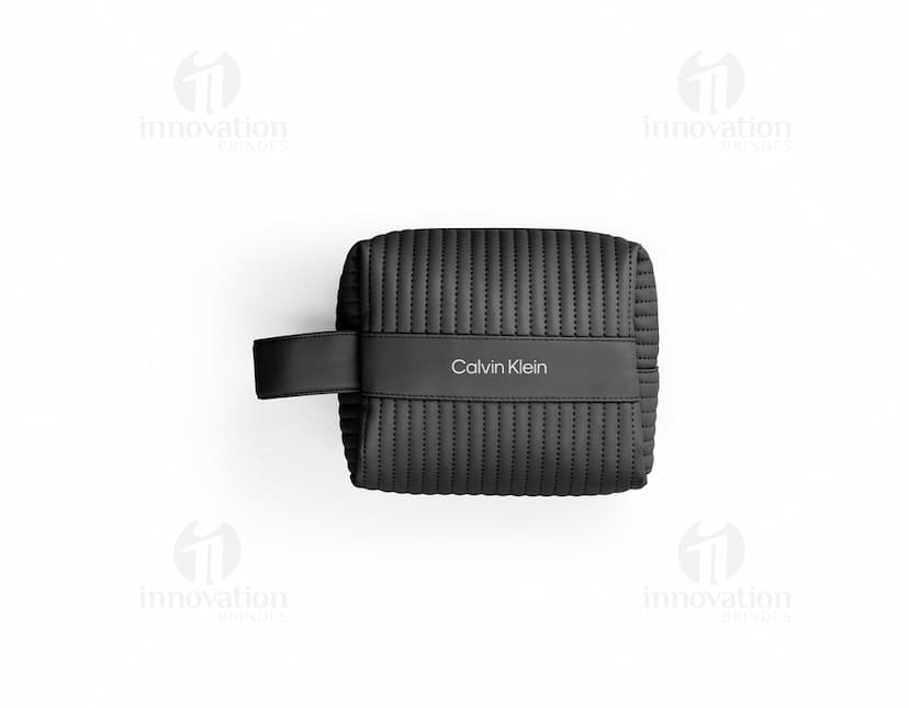 Bolsa de cosméticos em PU moderna e segura para seu dia a dia. Feita em material sintético de alta qualidade, ideal para organizar seus acessórios de maquiagem. Perfeita para viagens ou para a sua rotina diária. Adquira a sua agora!