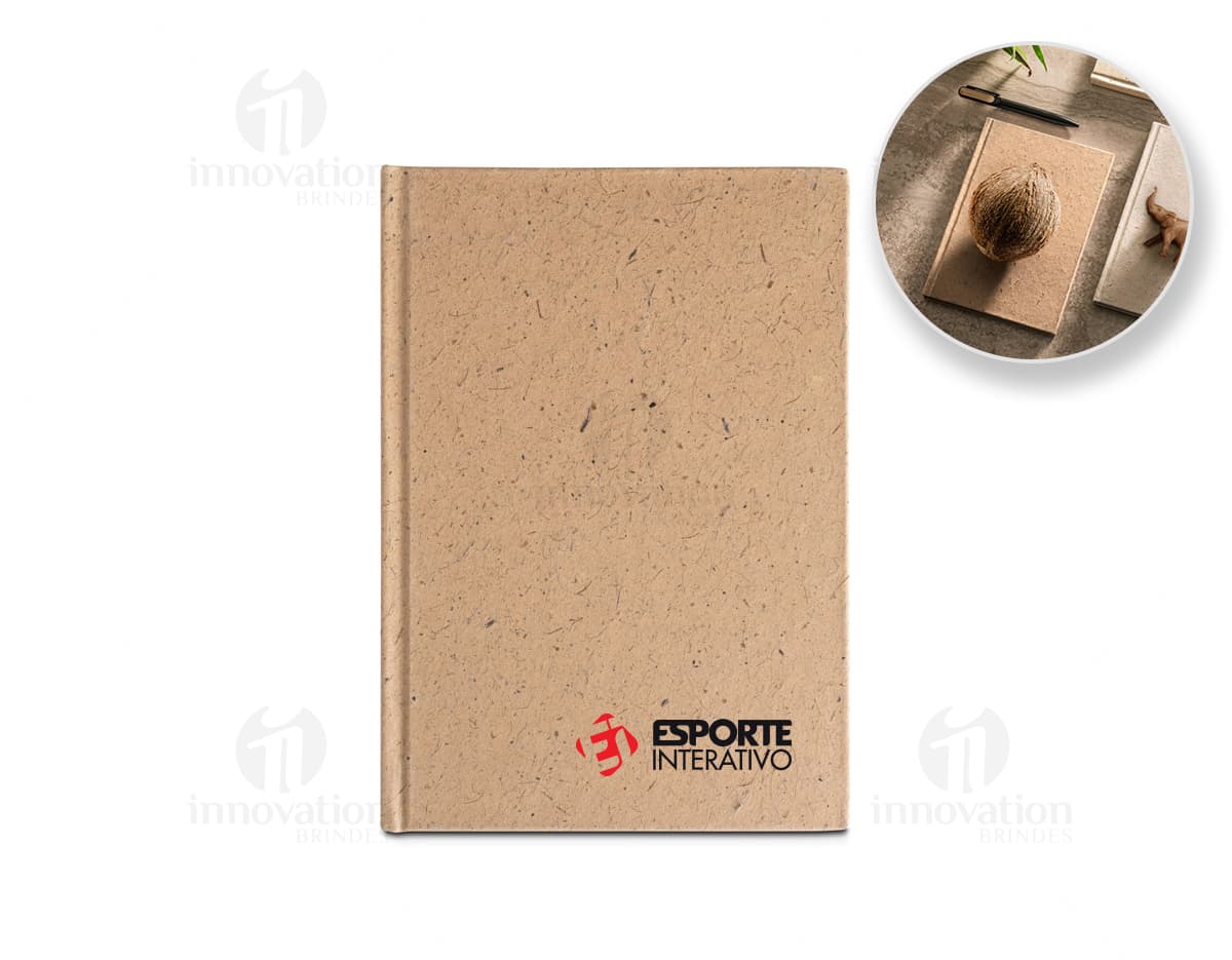 Caderno A5 em casca de coco - Sustentável e estiloso para suas anotações! Feito com material isolante e resistente, esse caderno é perfeito para escrita e organização no escritório. Aproveite o design único e ecologicamente correto para se destacar no trabalho. Garanta já o seu!