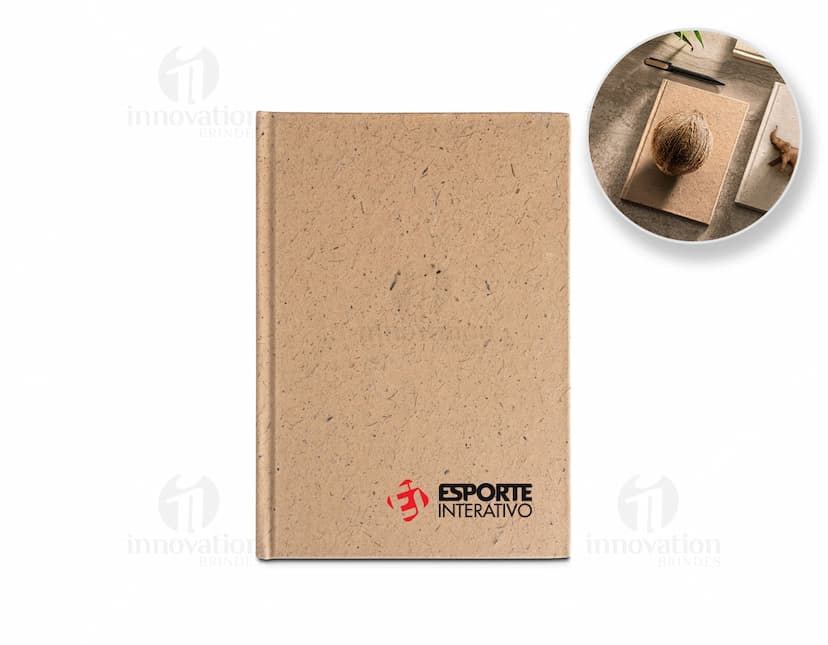 Caderno A5 em casca de coco - Sustentável e estiloso para suas anotações! Feito com material isolante e resistente, esse caderno é perfeito para escrita e organização no escritório. Aproveite o design único e ecologicamente correto para se destacar no trabalho. Garanta já o seu!