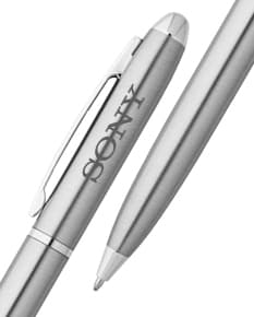 Esferográfica com corpo em aço inox, utensílio de escrita metálico, silverware, utensil de escrita, com ponta afiada e tinta preta.