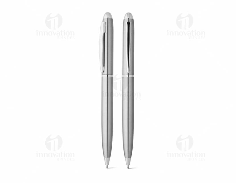 Esferográfica com corpo em aço inox, utensílio de escrita metálico, silverware, utensil de escrita, com ponta afiada e tinta preta.