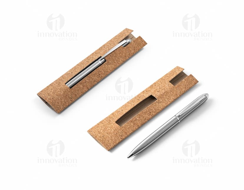 Esferográfica com corpo em aço inox, utensílio de escrita metálico, silverware, utensil de escrita, com ponta afiada e tinta preta.