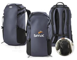 Mochila Hiking em couro preto moderna e elegante para viagens e passeios. Com alças resistentes, zíper de metal e design