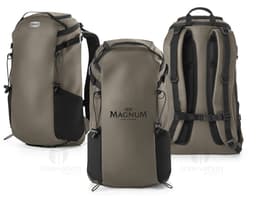 Mochila Hiking preta em nylon resistente, perfeita para suas aventuras ao ar livre. Com design moderno, alças ajustáveis e