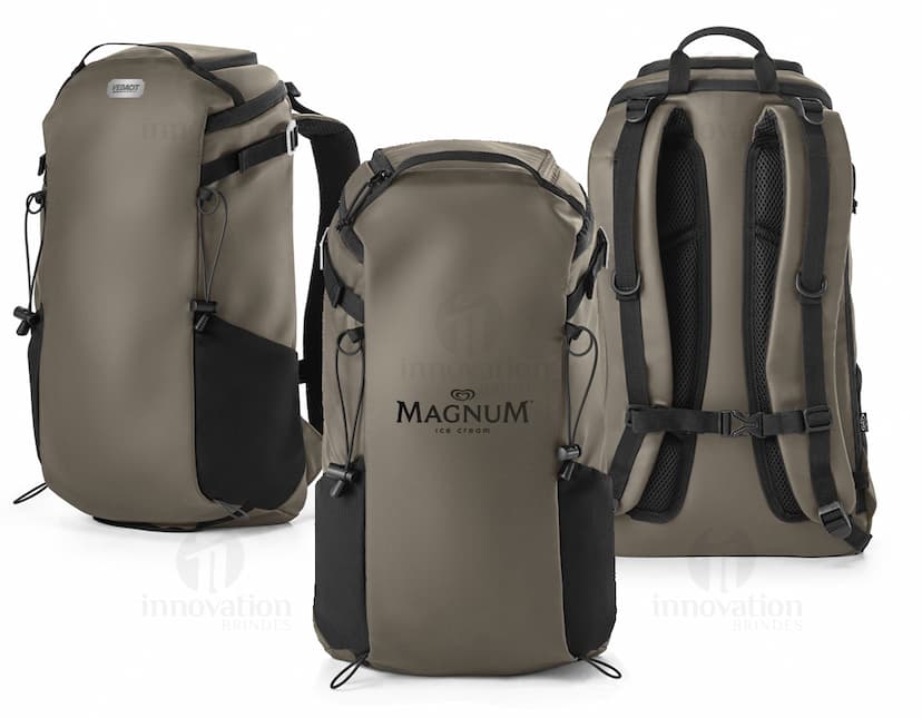 Mochila Hiking preta em nylon resistente, perfeita para suas aventuras ao ar livre. Com design moderno, alças ajustáveis e compartimentos espaçosos para sua bagagem. Ideal para viagens, passeios e trilhas. Adquira já a sua!