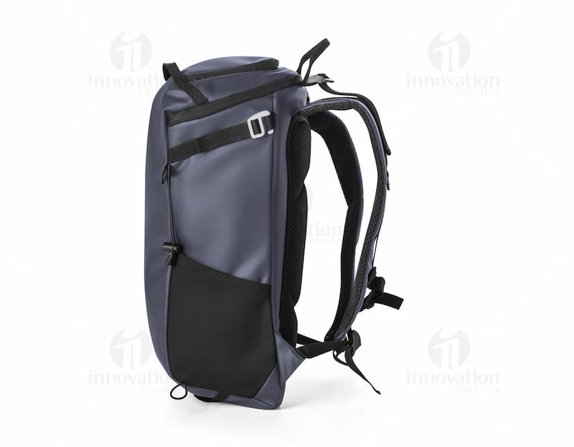 Mochila Hiking em Couro Preto Moderno para Viagem e Negócios - A melhor opção para quem procura estilo, praticidade e elegância. Ideal para suas aventuras e compromissos de trabalho, com muito espaço e design sofisticado.