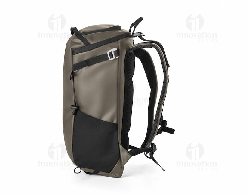 Mochila Hiking em couro preto, perfeita para viagens com muito estilo e elegância. Design moderno, espaçosa e prática, ideal para sua próxima aventura. Adquira já a sua!