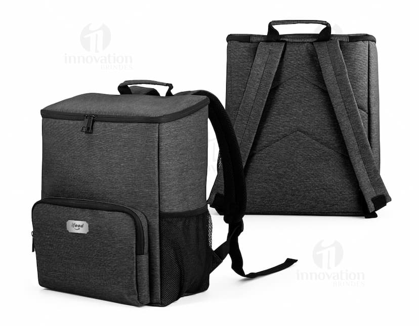 Mochila com isolamento térmico em couro preto, com zíper e alça. Ideal para viagens, armazenamento de objetos e elegância no estilo pessoal.