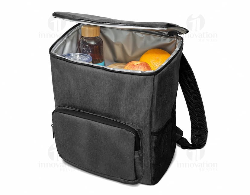 Mochila com isolamento térmico em couro preto, com zíper e alça. Ideal para viagens, armazenamento de objetos e elegância no estilo pessoal.