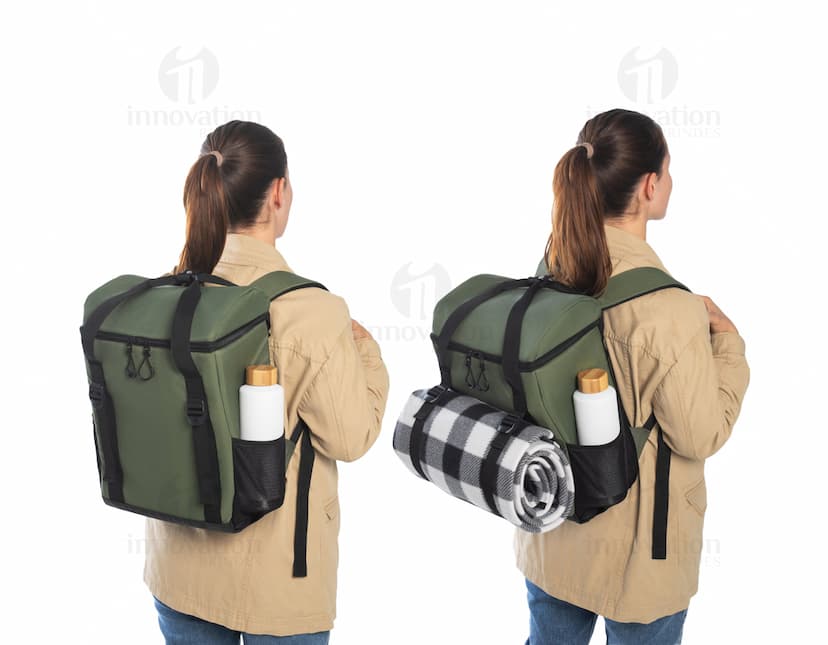 Mochila térmica almofadada em couro preto 3D, moderna, com suporte para dispositivo e equipamentos de negócios. Ideal para armazenamento de objetos, como vestimenta à prova de balas, em ambiente de escritório. Estilo vintage e elegante, confortável e prática para viagens ou uso diário.