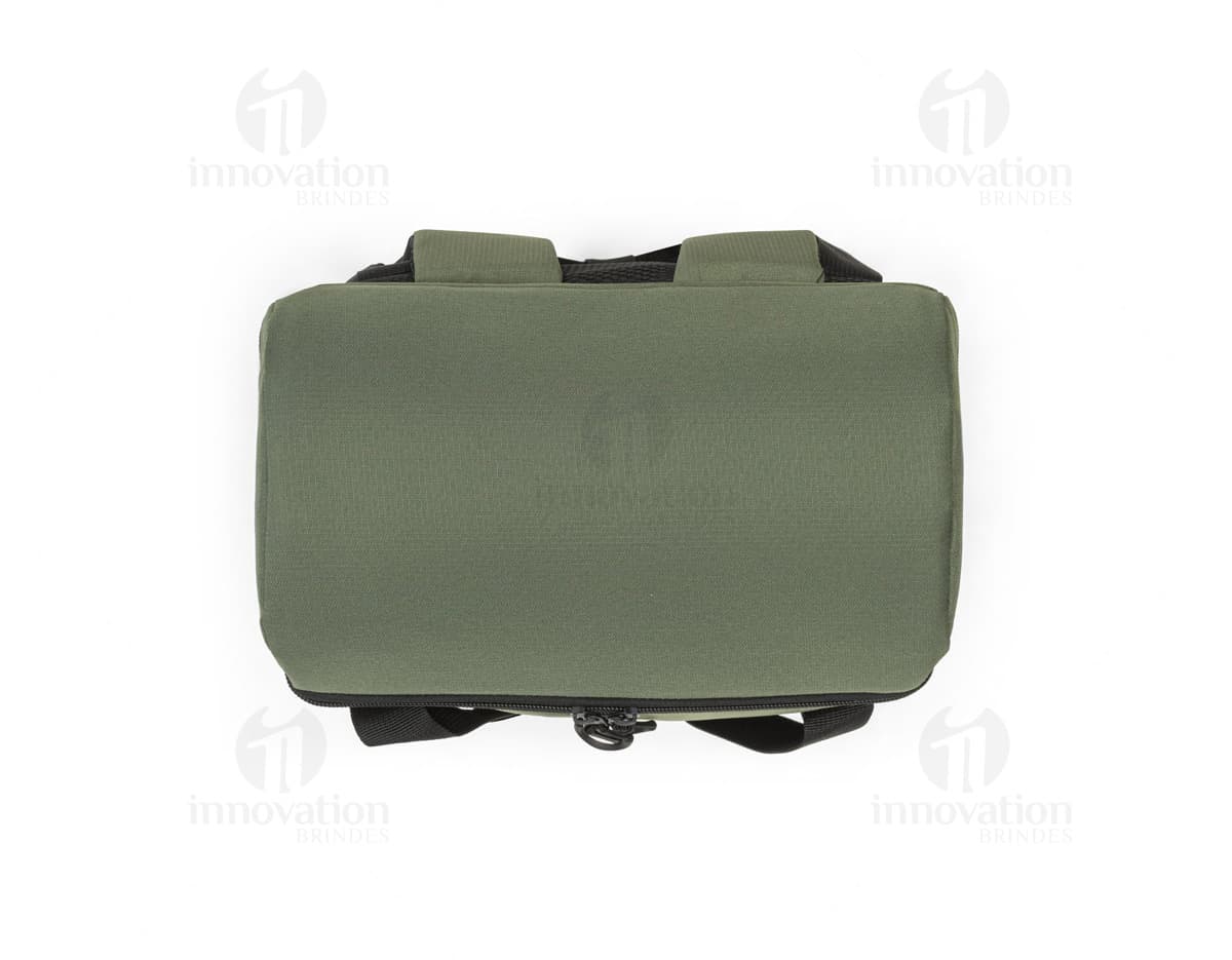 Mochila térmica almofadada em couro preto 3D, moderna, com suporte para dispositivo e equipamentos de negócios. Ideal para armazenamento de objetos, como vestimenta à prova de balas, em ambiente de escritório. Estilo vintage e elegante, confortável e prática para viagens ou uso diário.