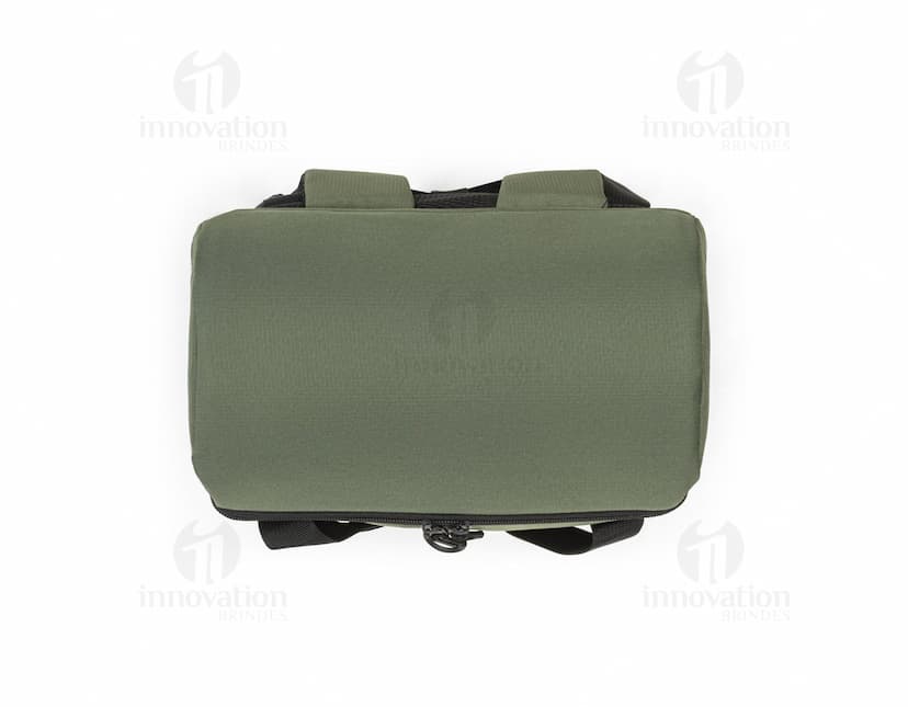 Mochila térmica almofadada em couro preto 3D, moderna, com suporte para dispositivo e equipamentos de negócios. Ideal para armazenamento de objetos, como vestimenta à prova de balas, em ambiente de escritório. Estilo vintage e elegante, confortável e prática para viagens ou uso diário.