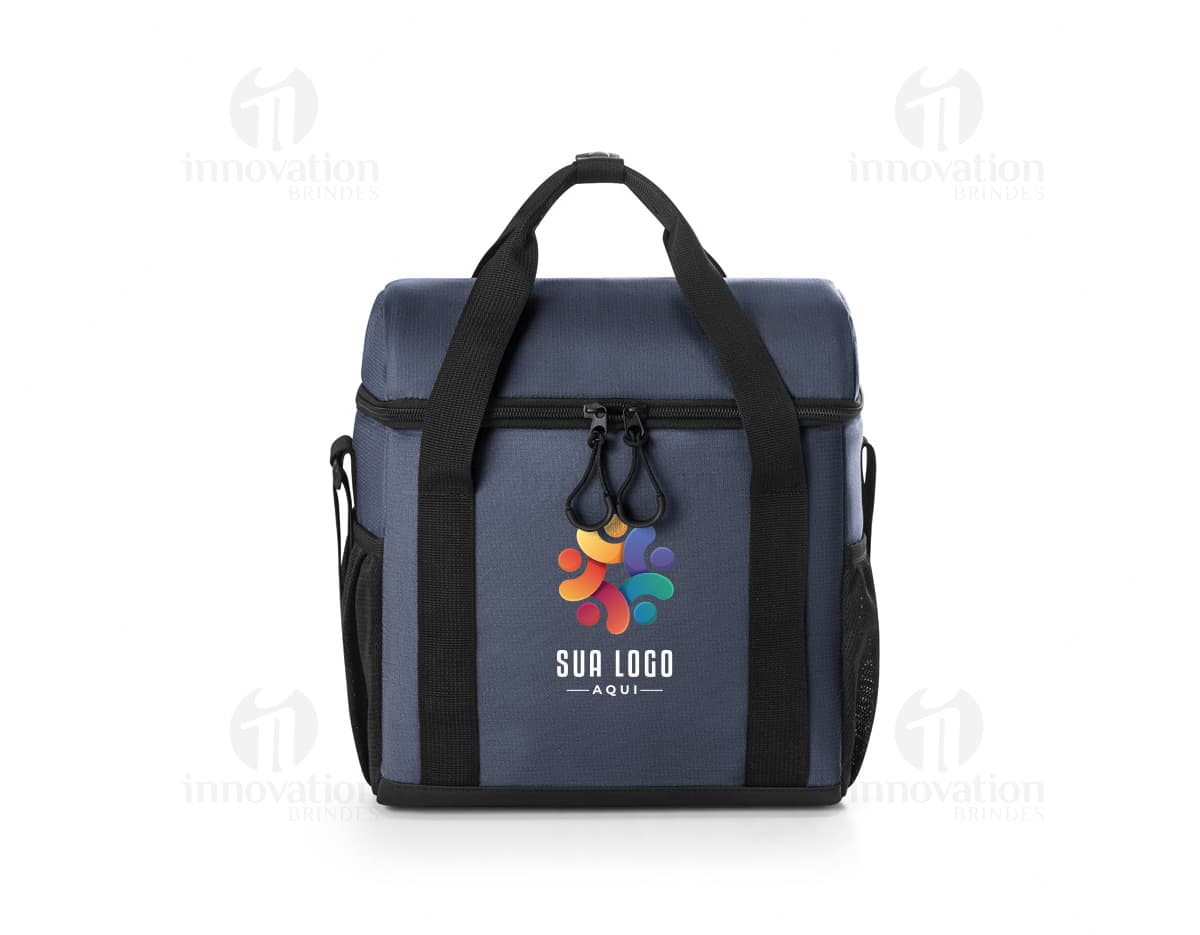 Bolsa térmica almofadada em couro marrom, elegante e moderna para viagens e passeios. Perfeita para manter seus alimentos frescos e práticos. Adquira a sua agora e tenha sempre estilo e praticidade ao seu lado.