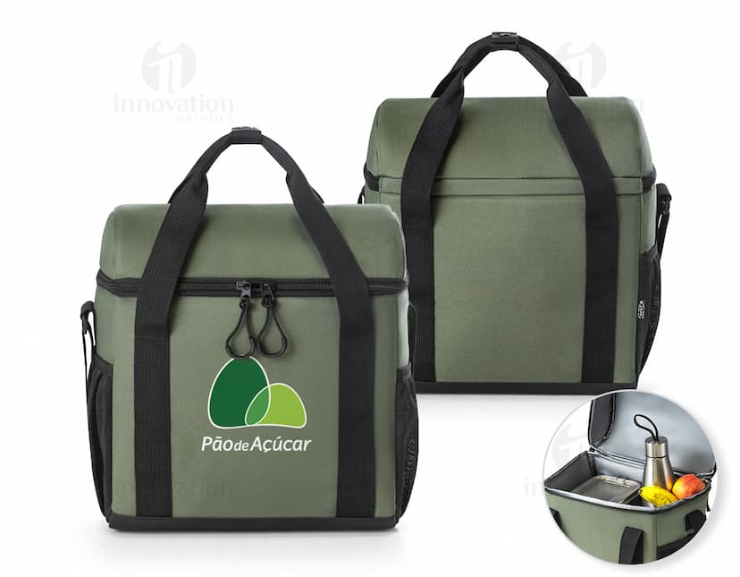 Bolsa térmica almofadada em couro preto - ideal para viagens e passeios. Elegante e moderna, mantém seus alimentos frescos por mais tempo. Perfeita para quem busca praticidade e qualidade. Garanta a sua já!