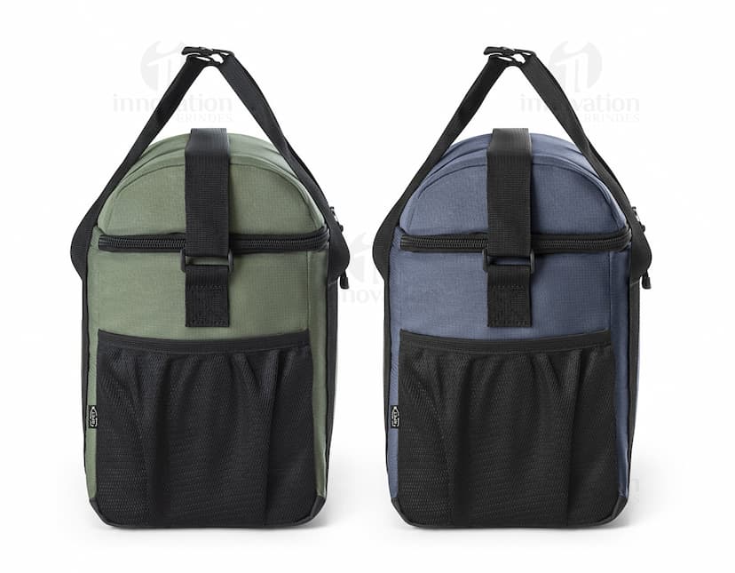 Bolsa térmica almofadada de luxo em couro marrom para viagens e passeios. Armazene seus alimentos e bebidas com estilo e elegância. Perfeita para manter seus itens frescos por mais tempo. Compre já e tenha praticidade e sofisticação em suas aventuras!