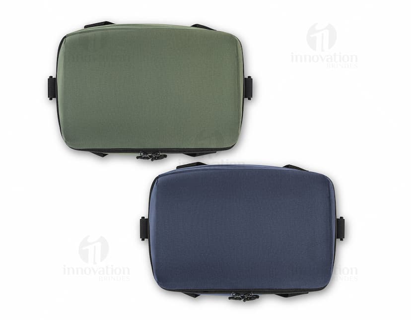 Imagem de uma bolsa térmica almofadada preta, perfeita para quem busca elegância e praticidade. Ideal para manter seus alimentos frescos durante viagens ou passeios. A combinação de estilo e funcionalidade em um único produto. Adquira já a sua!