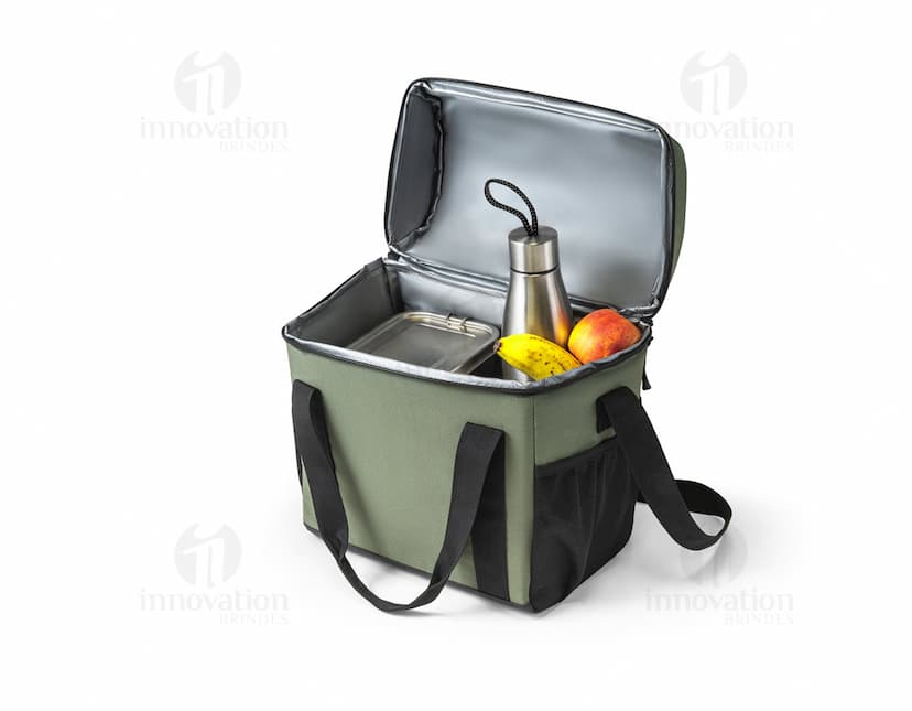 Bolsa térmica almofadada para manter seus alimentos frescos por mais tempo! Ideal para viagens, passeios e atividades ao ar livre. Adquira já a sua bolsa de luxo e garanta praticidade e elegância em um só produto. Aproveite nossa promoção e compre agora!