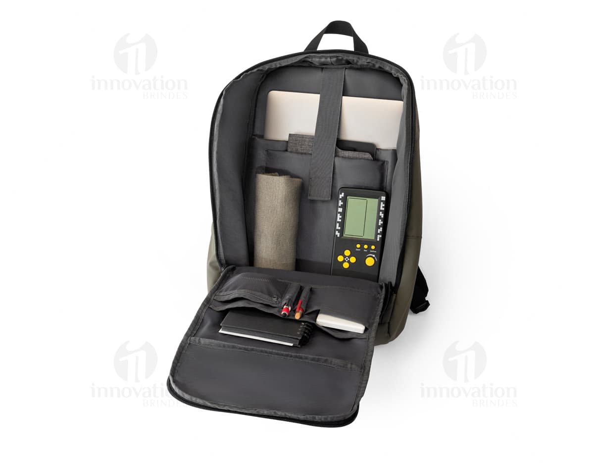 Mochila para notebook elegante e moderna, perfeita para levar seu equipamento eletrônico com segurança. Ideal para o dia a dia no escritório ou para viagens de negócios. Aproveite a tecnologia a seu favor com esta mochila funcional. #mochilaparanotebook #brindes #escritório #tecnologia