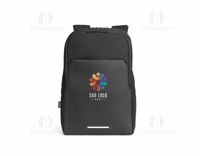 Mochila 2 em 1 preta de couro, com compartimentos para dispositivos eletrônicos, como câmera, projetor e computador. Inclui adaptador, cabos e carregador. Ideal para uso profissional e pessoal, com design moderno e elegante.